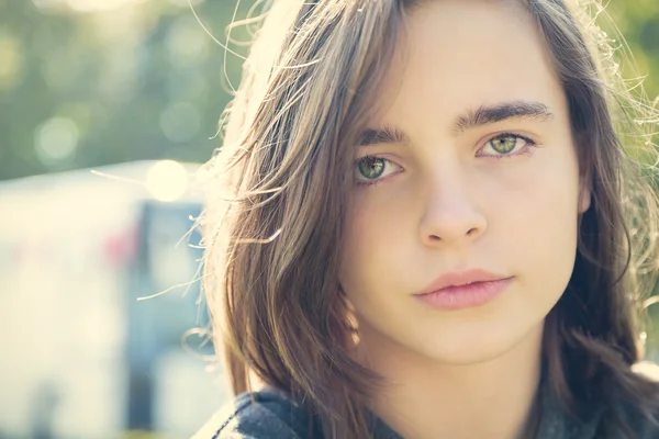 Close up retrato de uma adolescente sensível — Fotografia de Stock