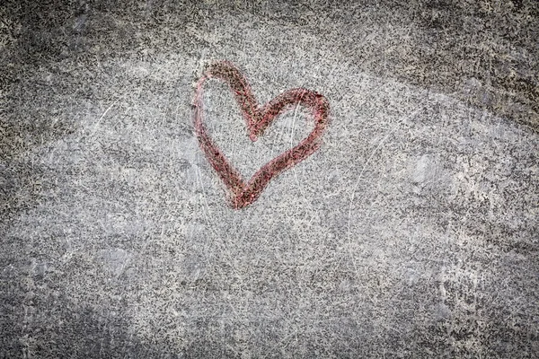 Peinture de coeur rouge sur un mur grogneux — Photo
