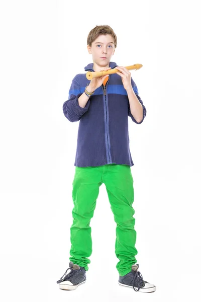Legal masculino adolescente segurando uma flauta, isolado no branco — Fotografia de Stock