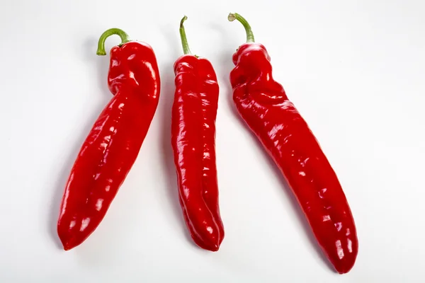 Sekelompok paprika merah pada latar belakang putih — Stok Foto