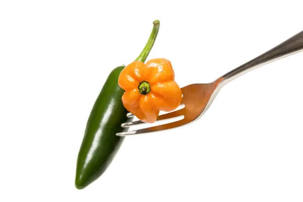 Cabai panas berwarna oranye dan hijau pada garpu, terisolasi pada warna putih — Stok Foto