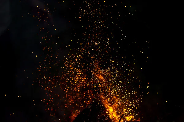 Sfondo sfocato di un falò con doccia di scintille — Foto Stock