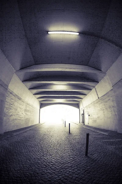 Vintage als foto van een tunnel met licht aan het eind — Stockfoto