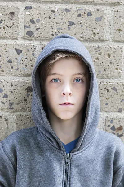 Retrato de um adolescente com camisolas de capuz cinza de pé — Fotografia de Stock