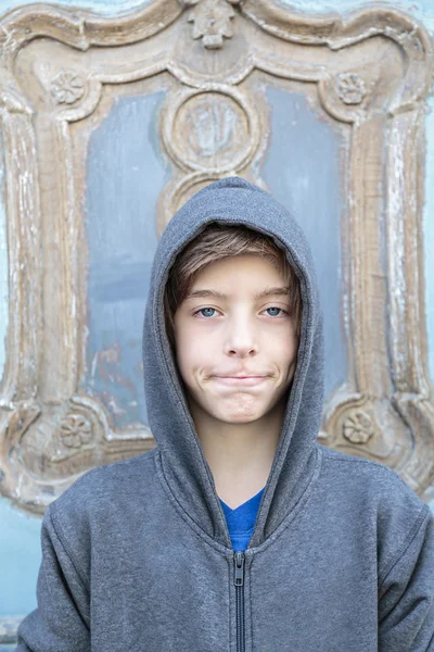 Retrato de um adolescente na frente de uma velha porta de madeira com — Fotografia de Stock