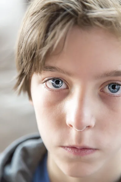 Close up retrato de um adolescente masculino com grandes olhos azuis — Fotografia de Stock