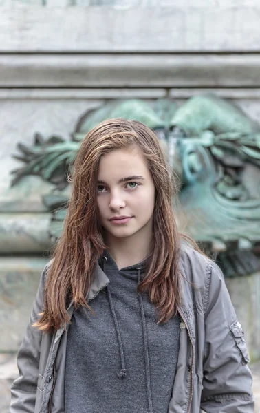 Portrait d'une adolescente devant un ancien ornement — Photo