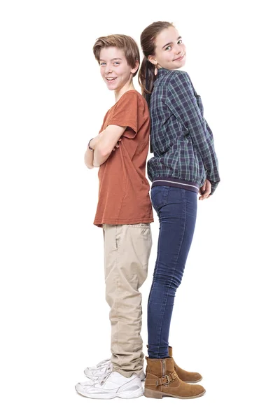 Sorrindo irmão e irmã comparar o seu tamanho, isolado em branco — Fotografia de Stock