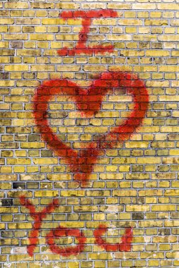 Seni seviyorum kalp sarı tuğla duvar grafiti