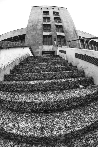 Blanco y negro ojo de pez disparar, torre y escaleras en el aeropuerto —  Fotos de Stock