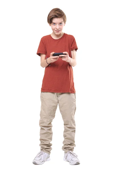 Retrato de um adolescente masculino segurando um telefone em ambas as mãos, isola — Fotografia de Stock