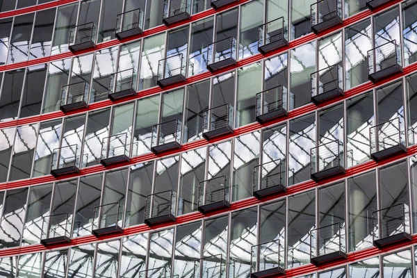 Fachada de ventana de un edificio moderno con pequeños balcones —  Fotos de Stock