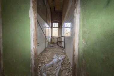 viran banyo beyaz karo duvarları ile giriş