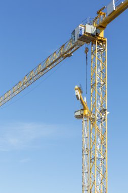 iki sarı inşaat izole üzerinde mavi gökyüzü vinç