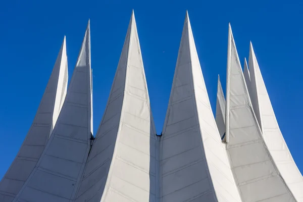 Techo futurista blanco con espigas, aislado en el cielo azul — Foto de Stock