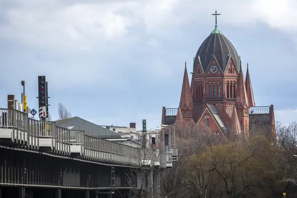 Igreja de Berlim vermelha com ponte ferroviária na frente — Fotografia de Stock