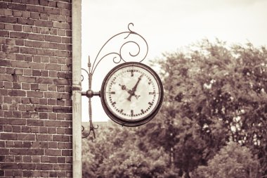 eski açık analog saat bir duvara, vintage renk filtresi