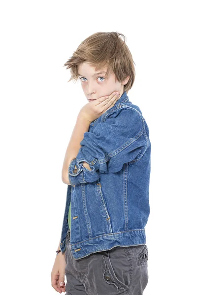 In piedi adolescente maschio con una mano su una guancia, isolato su whi — Foto Stock