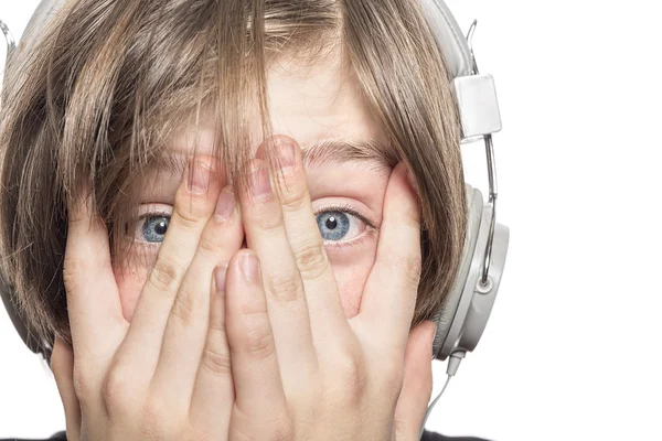 Verzweifelt männlichen Teenager mit Kopfhörer über sein Gesicht mit h — 图库照片
