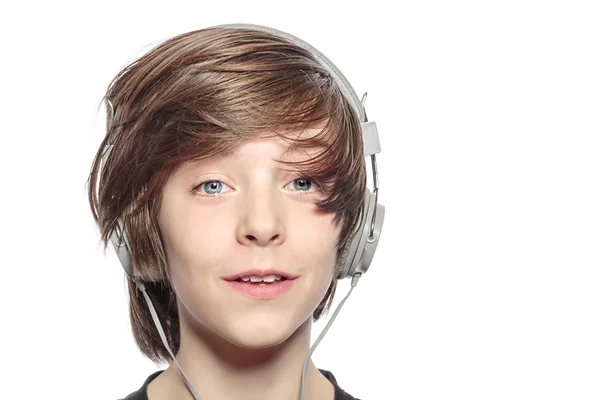 Mężczyzna nastolatek uśmiechający się z słuchawki, na białym tle — Zdjęcie stockowe