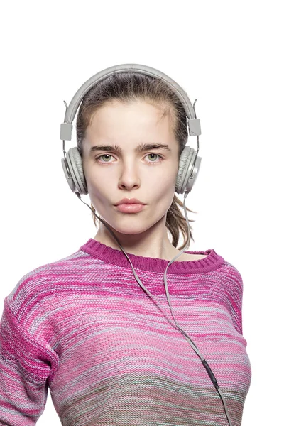 Adolescente legal com fones de ouvido, isolado em branco — Fotografia de Stock
