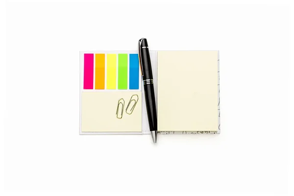 Otevřete prázdný zápisník s barevných značek poznámek a kuličkového pera, izolovaných na w — Stock fotografie