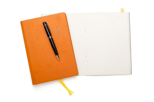 Dos libros en blanco, uno abierto con bolígrafo, aislado en blanco — Foto de Stock