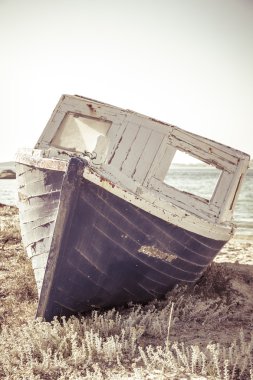 Vintage beach adlı eski bir karaya gemisi ateş