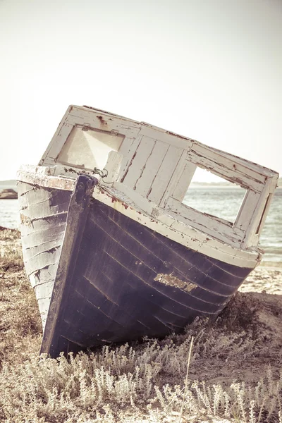 Oldtimer-Shooting eines alten auf Grund gelaufenen Schiffes am Strand — Stockfoto