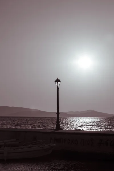 Vintage shoot of an old street light with the sun in background — Stock Photo, Image