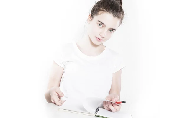 Tiener school meisje in een leeg dagboek, geïsoleerd op whi doorbladeren — Stockfoto