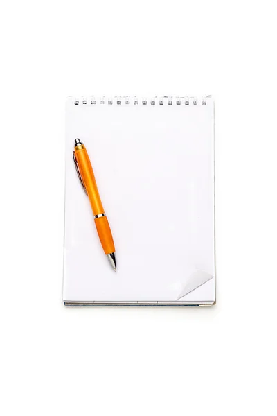 Открытая блокнотная прокладка с кольцевым переплетом и шариковой ручкой, изолированная на w — стоковое фото
