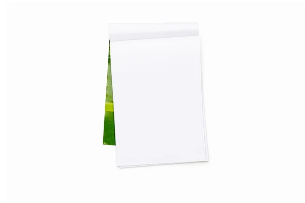 Almofada de nota aberta em branco com tampa verde, isolada em branco — Fotografia de Stock