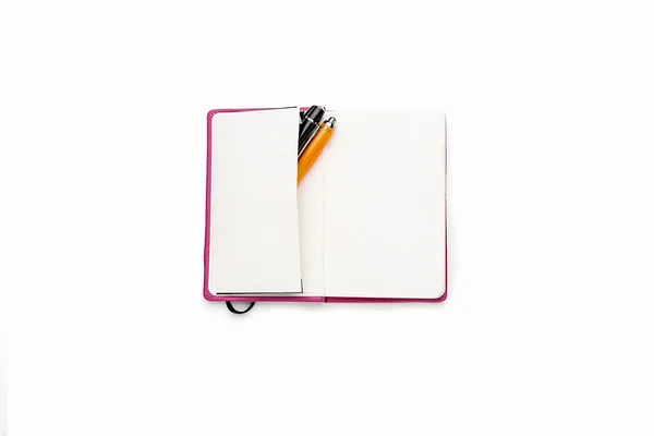 Diário aberto em branco com duas canetas no bolso lateral, isolado em branco — Fotografia de Stock