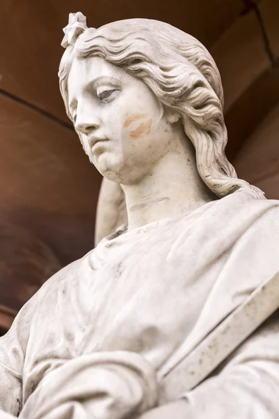 Close up of a marble sculpture with lipstick kiss on her cheek — Stock Photo, Image
