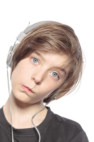 Смішні підліток хлопчик з навушники, ізольовані на білому — Stock Fotó