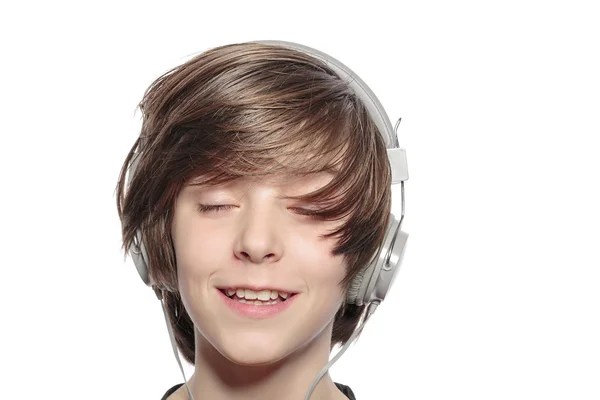 Mosolyogva aranyos tizenéves fiú fejhallgató, elszigetelt fehér — Stock Fotó