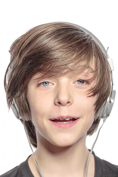 Χαμογελώντας χαριτωμένο έφηβο αγόρι με ακουστικά, απομονωμένα σε λευκό — Φωτογραφία Αρχείου
