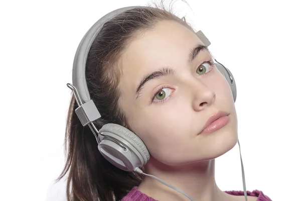 Belle adolescente avec écouteurs, isolée sur blanc — Photo
