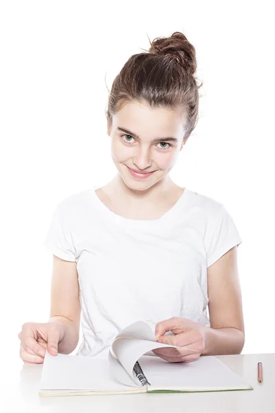 Zittend vrouwelijke tiener browsen in een open lege boek, geïsoleerd — Zdjęcie stockowe