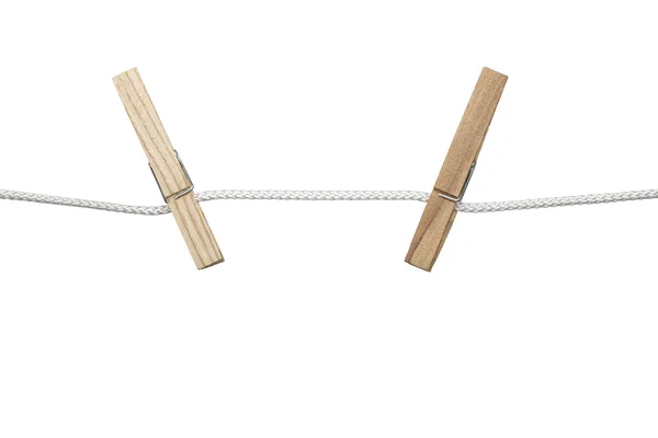 Dos pinzas de vestir en una cuerda, aisladas en blanco — Foto de Stock