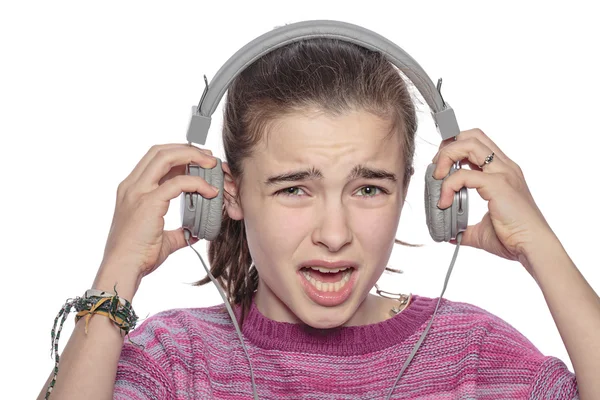 Adolescente desesperada se quita los auriculares, aislado en whi — Foto de Stock