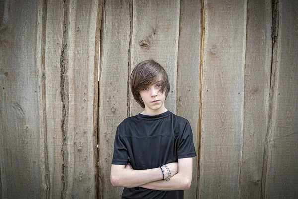 Portrait d'ange large d'un adolescent devant un mur en bois — Photo