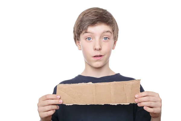 Retrato de un adolescente sosteniendo un pedazo de cartón marrón en —  Fotos de Stock