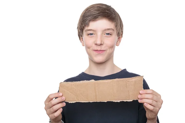 Retrato de um adolescente segurando um pedaço marrom de papelão em — Fotografia de Stock
