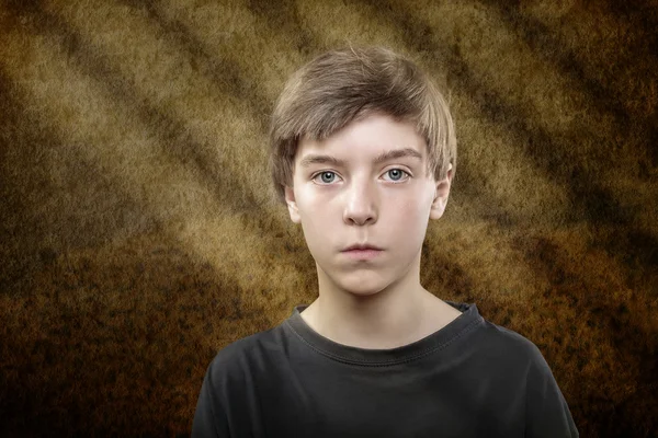 Portrait d'un adolescent avec un fond brun effrayant — Photo