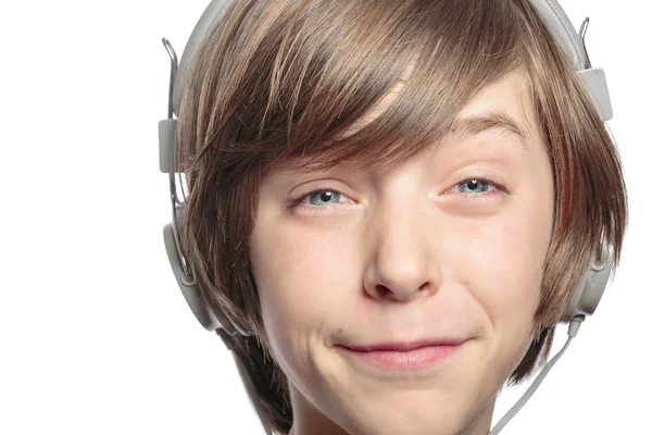 Adolescente masculino con auriculares daña la música, aislado en blanco —  Fotos de Stock