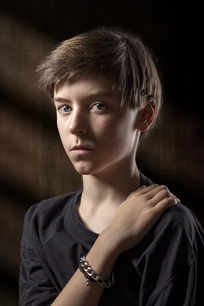 Retrato de un adolescente masculino con fondo marrón y stri claro — Foto de Stock