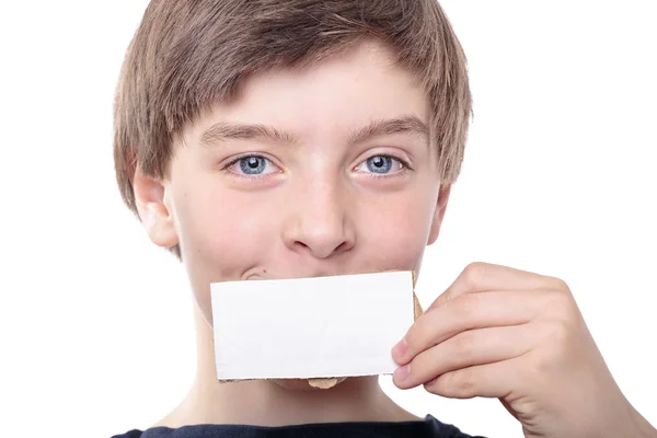 Portrét dospívající chlapec držel bílý kus lepenky v — Stock fotografie