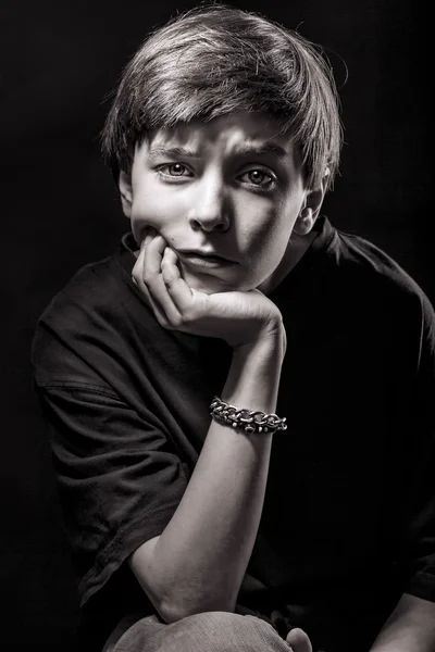 Ritratto in bianco e nero di un adolescente maschio con backgroun nero — Foto Stock